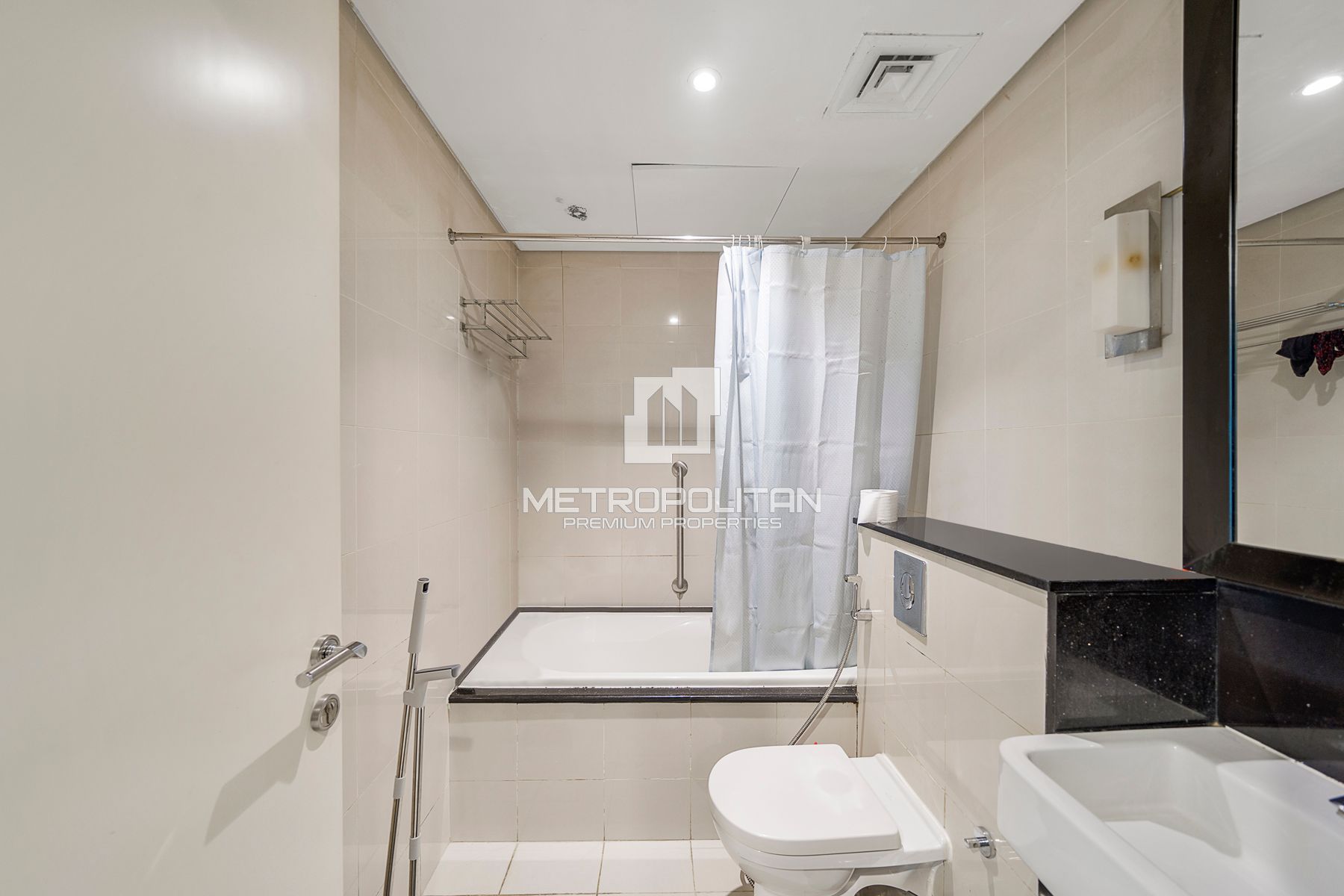 Spacious Studio | Canal View | Close to Dubai Mall-12