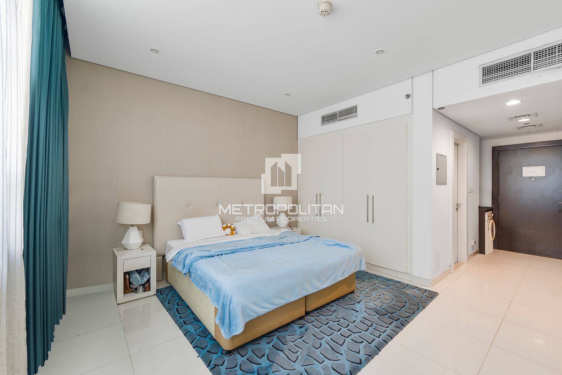 Spacious Studio | Canal View | Close to Dubai Mall-9
