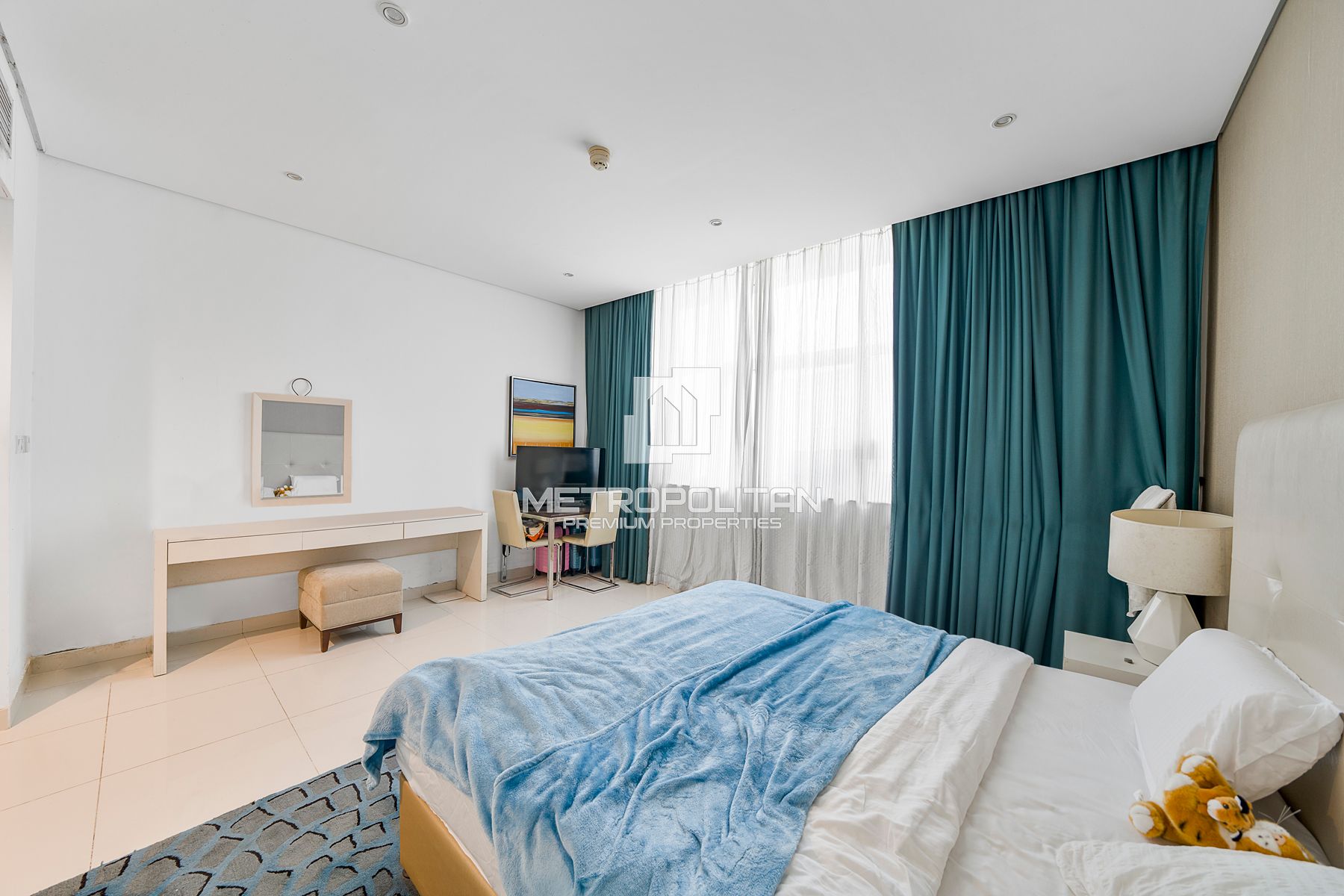 Spacious Studio | Canal View | Close to Dubai Mall-11